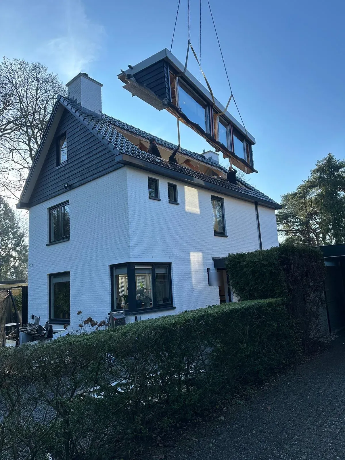 Dakkapel wordt gehesen in Bilthoven